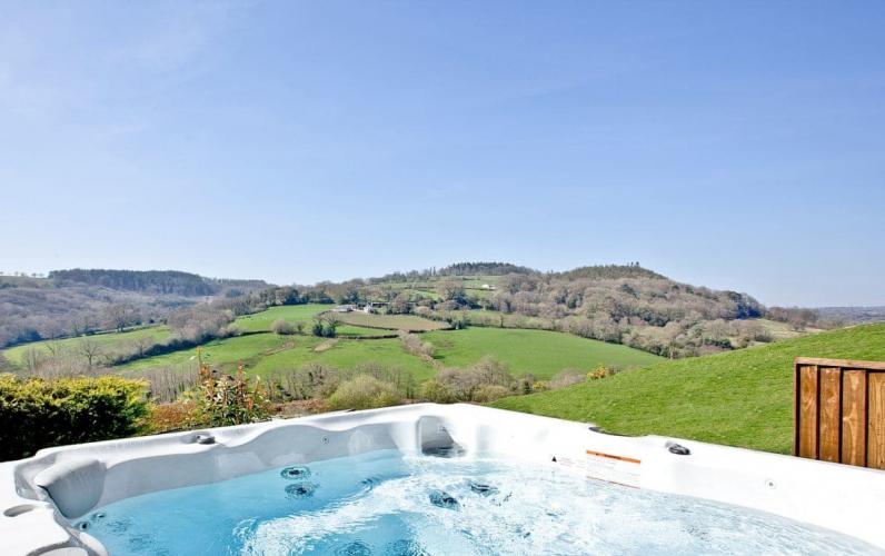 Devon Countryside Lodge with Private Hot Tub
